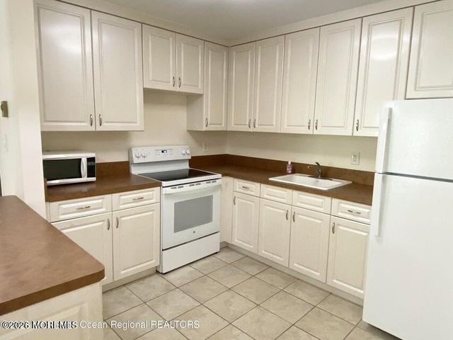 118 D Amberly Drive D, Manalapan, NJ 07726