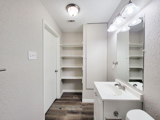 5606 Willow Glen Drive, Houston, TX 77033