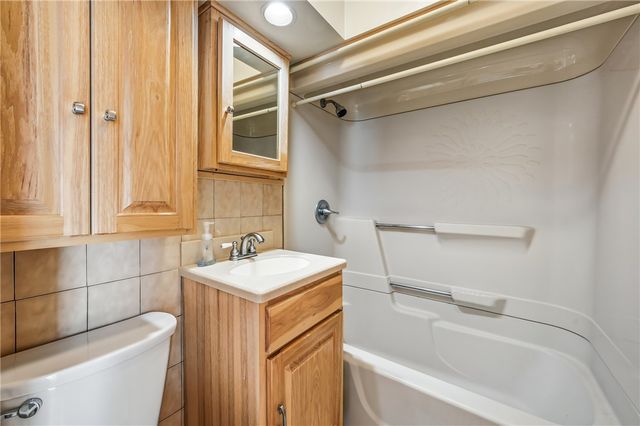 96 N Crescent Dr, Hermitage, PA 16148