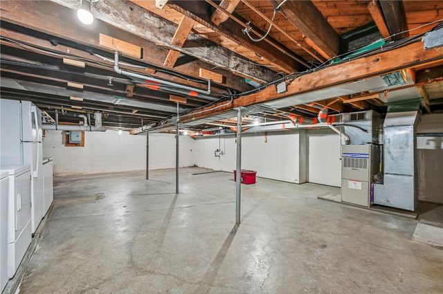 96 N Crescent Dr, Hermitage, PA 16148