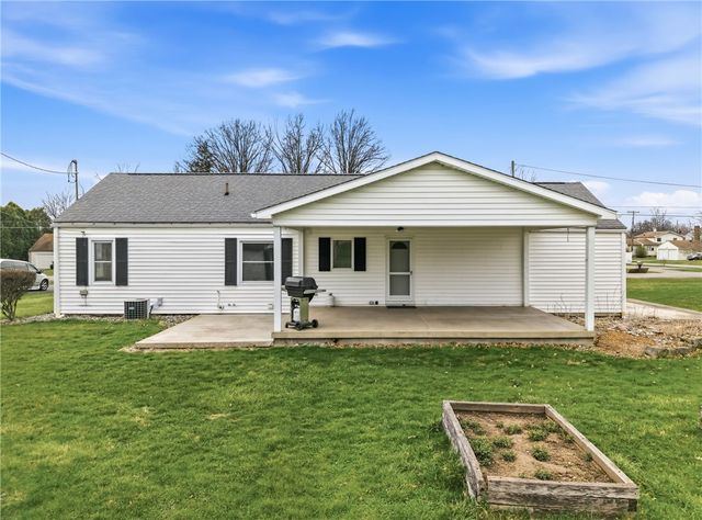 96 N Crescent Dr, Hermitage, PA 16148