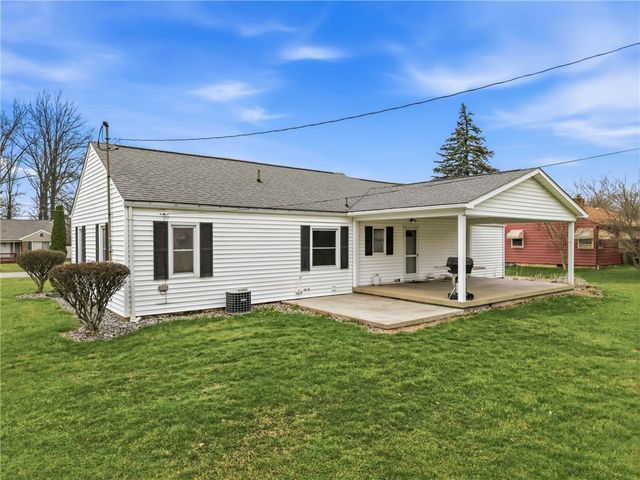 96 N Crescent Dr, Hermitage, PA 16148