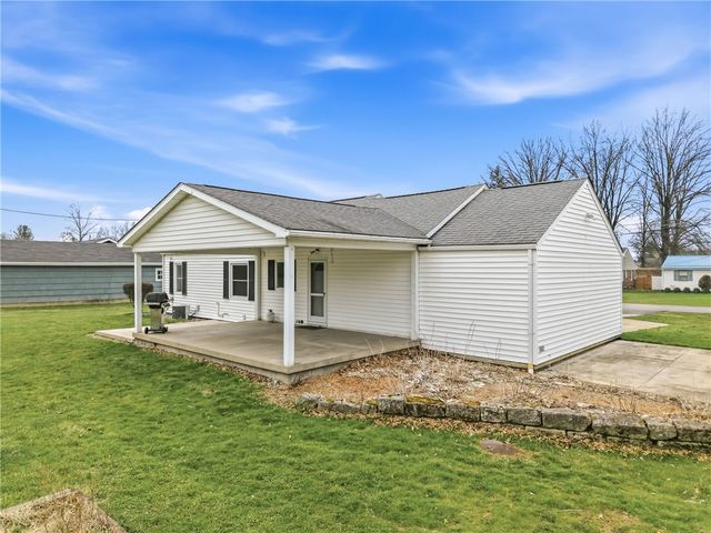 96 N Crescent Dr, Hermitage, PA 16148