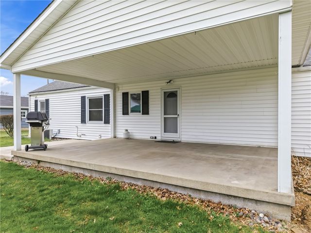 96 N Crescent Dr, Hermitage, PA 16148