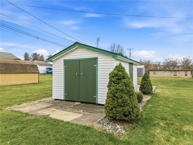 96 N Crescent Dr, Hermitage, PA 16148