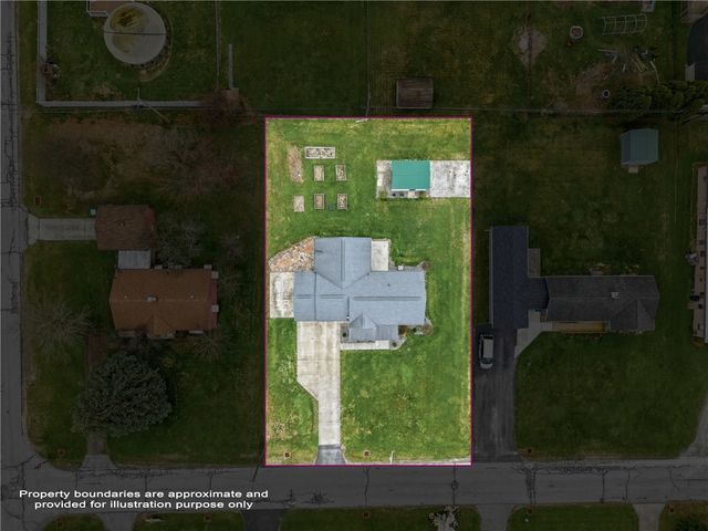 96 N Crescent Dr, Hermitage, PA 16148