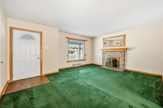 96 N Crescent Dr, Hermitage, PA 16148