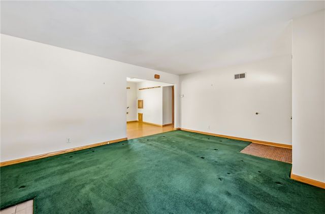 96 N Crescent Dr, Hermitage, PA 16148