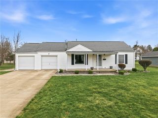 96 N Crescent Dr, Hermitage, PA 16148