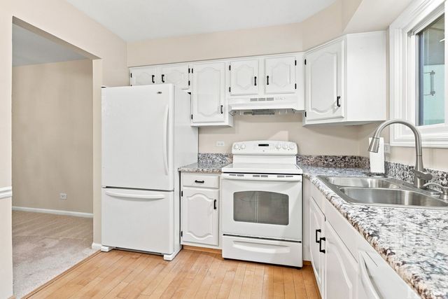 1082 Creekside Court 2B, Wheeling, IL 60090