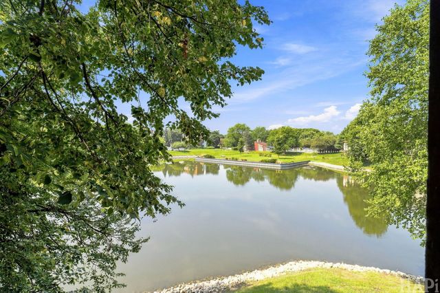 1082 Creekside Court 2B, Wheeling, IL 60090