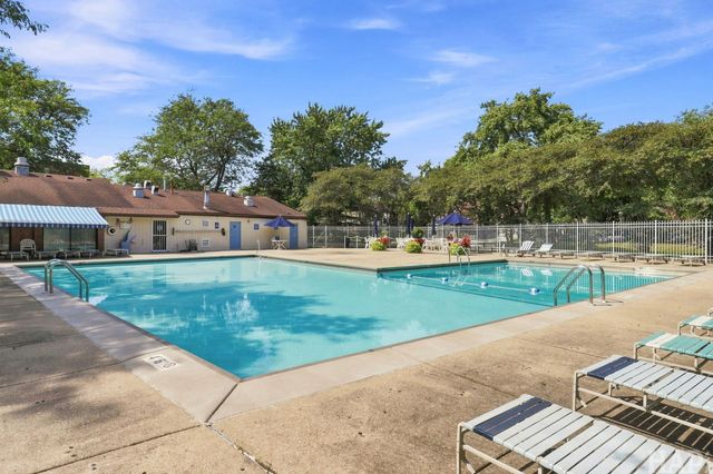 1082 Creekside Court 2B, Wheeling, IL 60090