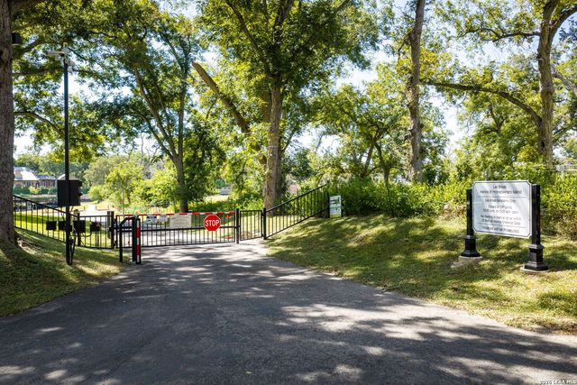 104 Bosque, Seguin, TX 78155