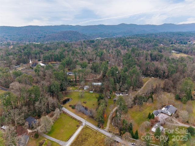 57 Twin Ponds Lane, Hendersonville, NC 28739