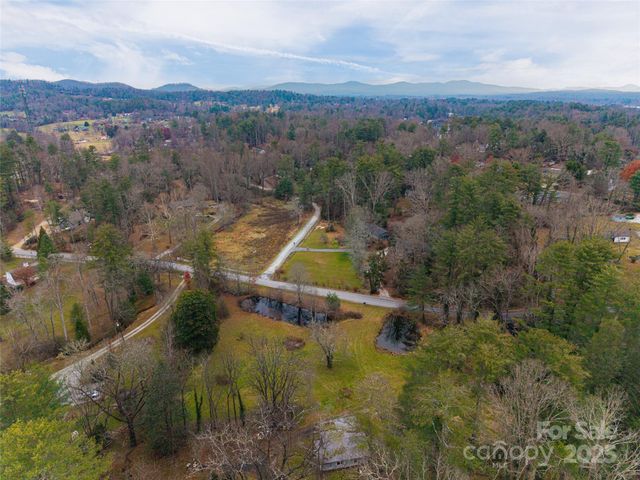 57 Twin Ponds Lane, Hendersonville, NC 28739