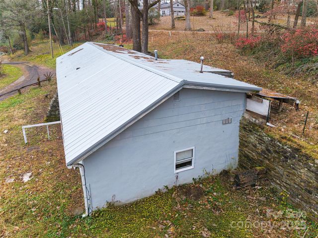 57 Twin Ponds Lane, Hendersonville, NC 28739