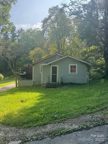 57 Twin Ponds Lane, Hendersonville, NC 28739