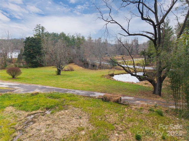 57 Twin Ponds Lane, Hendersonville, NC 28739