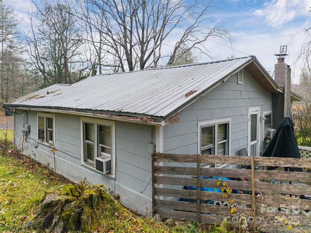 57 Twin Ponds Lane, Hendersonville, NC 28739