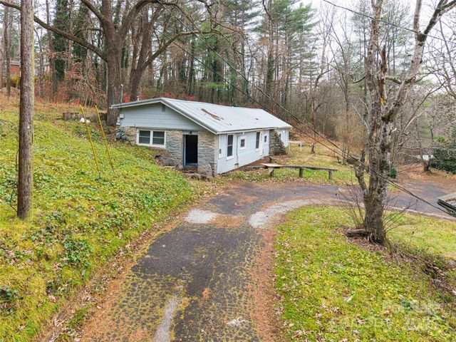 57 Twin Ponds Lane, Hendersonville, NC 28739