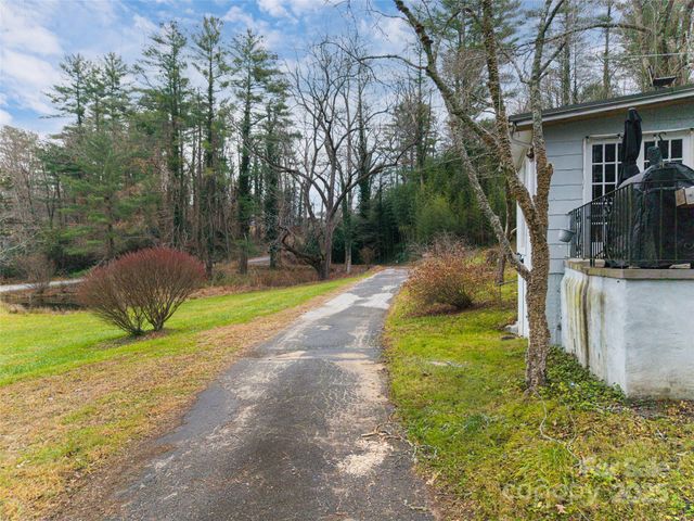 57 Twin Ponds Lane, Hendersonville, NC 28739