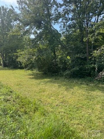 57 Twin Ponds Lane, Hendersonville, NC 28739