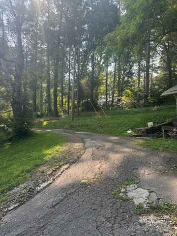 57 Twin Ponds Lane, Hendersonville, NC 28739