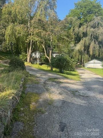 57 Twin Ponds Lane, Hendersonville, NC 28739