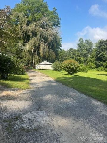 57 Twin Ponds Lane, Hendersonville, NC 28739