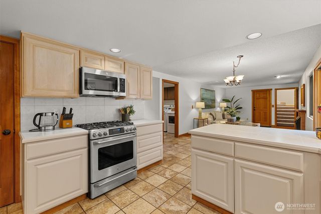 6923 237th Avenue NE, Redmond, WA 98053