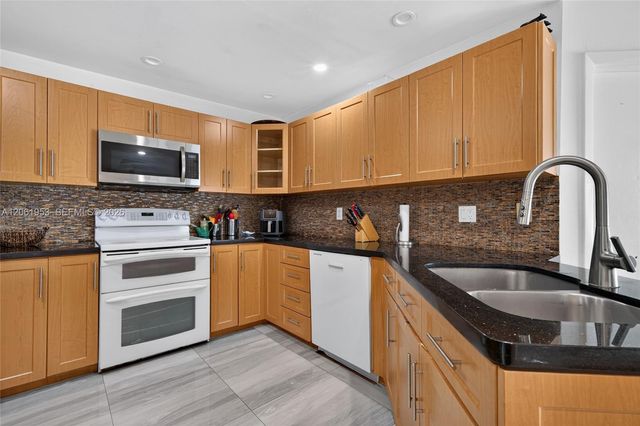 4749 NW 98th Pl, Doral, FL 33178
