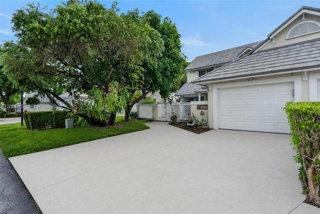 4749 NW 98th Pl, Doral, FL 33178