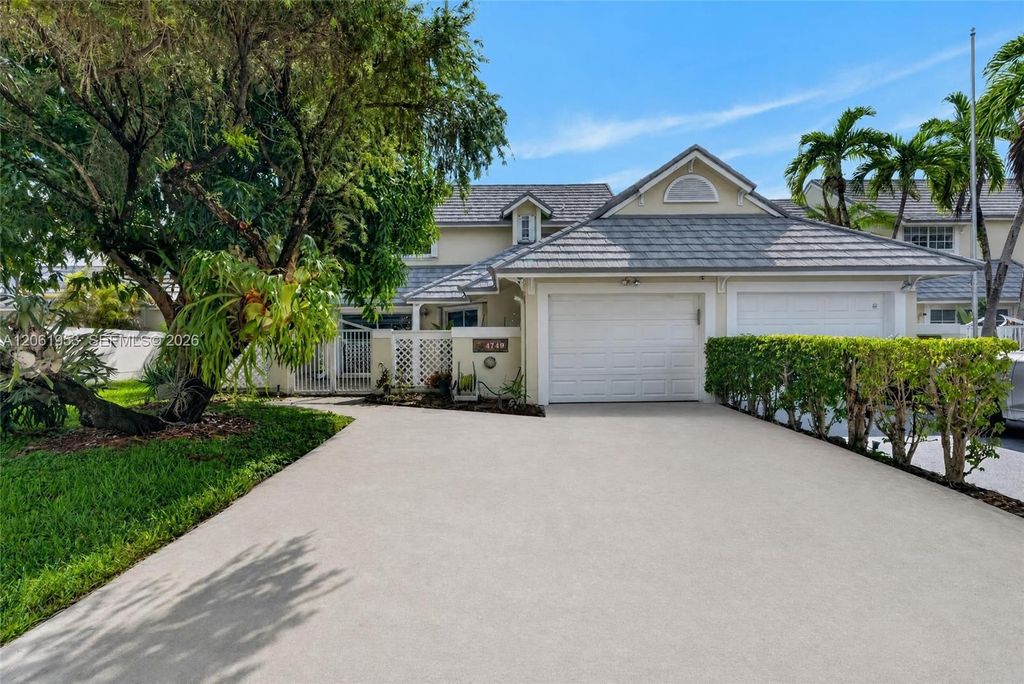 4749 NW 98th Pl, Doral, FL 33178