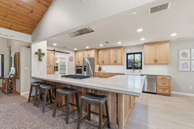 2955 Holly Avenue, Clovis, CA 93611