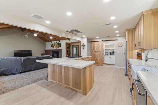 2955 Holly Avenue, Clovis, CA 93611