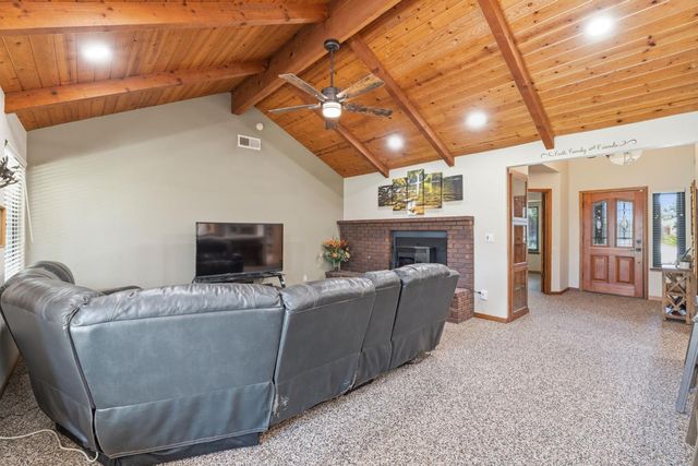 2955 Holly Avenue, Clovis, CA 93611