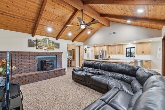2955 Holly Avenue, Clovis, CA 93611