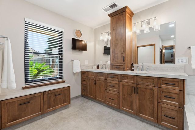 2955 Holly Avenue, Clovis, CA 93611
