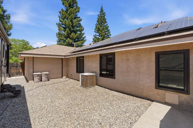 2955 Holly Avenue, Clovis, CA 93611