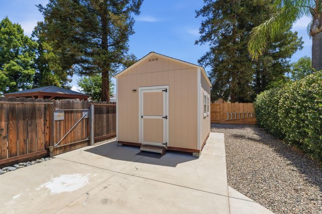2955 Holly Avenue, Clovis, CA 93611