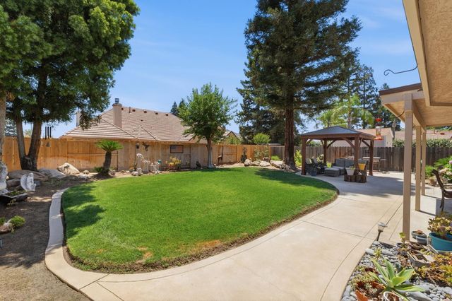 2955 Holly Avenue, Clovis, CA 93611