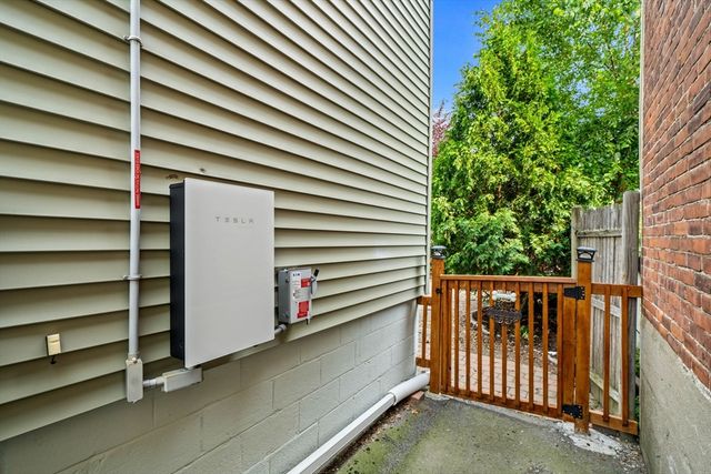 15 Beacon St, Salem, MA 01970
