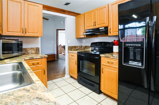 8631 NW 48th St, Lauderhill, FL 33351