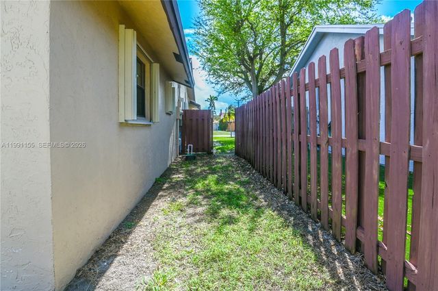 8631 NW 48th St, Lauderhill, FL 33351