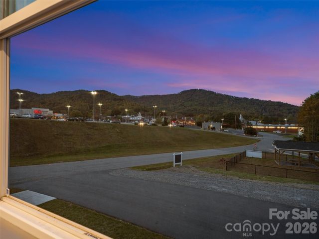 100 Red Twig Lane Unit 101, Burnsville, NC 28704