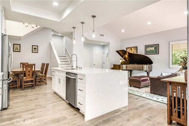 16 Monterey Court, Manhattan Beach, CA 90266