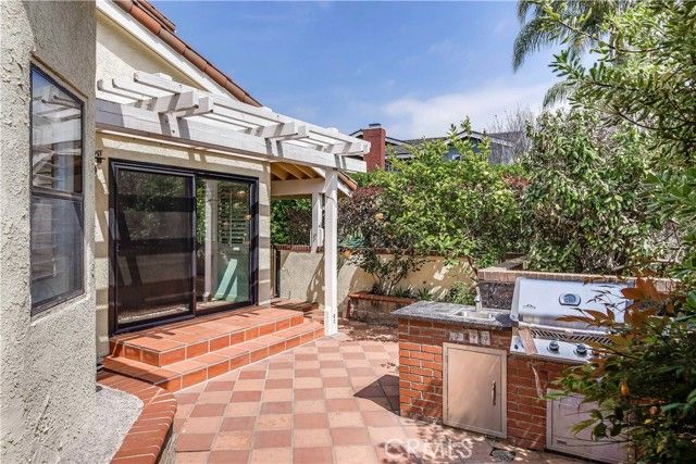 16 Monterey Court, Manhattan Beach, CA 90266