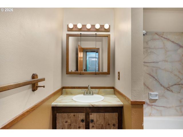 29750 Sw COURTSIDE Dr 5, Wilsonville, OR 97070