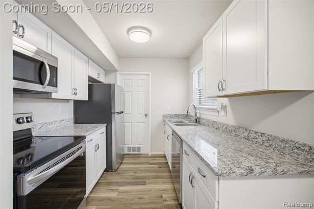 39826 Village Wood Circle, Novi, MI 48375
