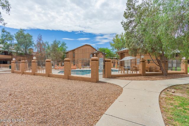 1689 W Wood Bridge Court, Tucson, AZ 85746